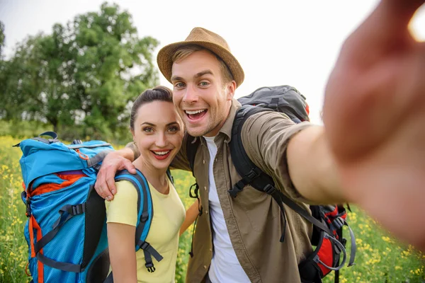 Casal amoroso alegre fotografando na viagem — Fotografia de Stock