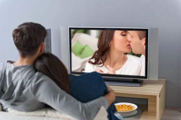 Mężczyzna i kobieta oglądając telewizję na kanapie Zdjęcie Stockowe