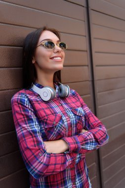 Hayalperest genç kadın sevinçle poz