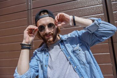 Serin gözlüklü şık adam