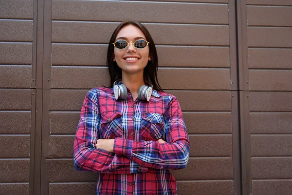 Chica hipster despreocupada expresando emociones positivas — Foto de Stock