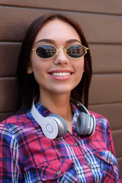 Hipster menina com sorriso bonito — Fotografia de Stock