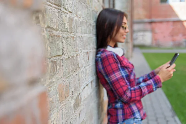 Mensajería de mujer joven despreocupada en el teléfono móvil — Foto de Stock