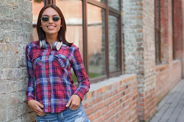 Chica alegre sonriendo con felicidad — Foto de Stock