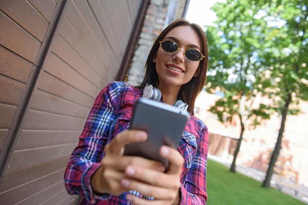 Örömteli lány segítségével okostelefon a szabadban — Stock Fotó