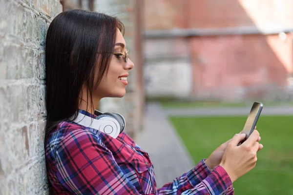 Menina alegre usando telefone celular — Fotografia de Stock