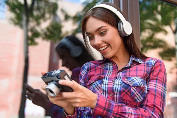 Linda chica mirando disparos — Foto de Stock