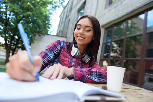 Mujer alegre aprendizaje tema cerca de la universidad — Foto de Stock