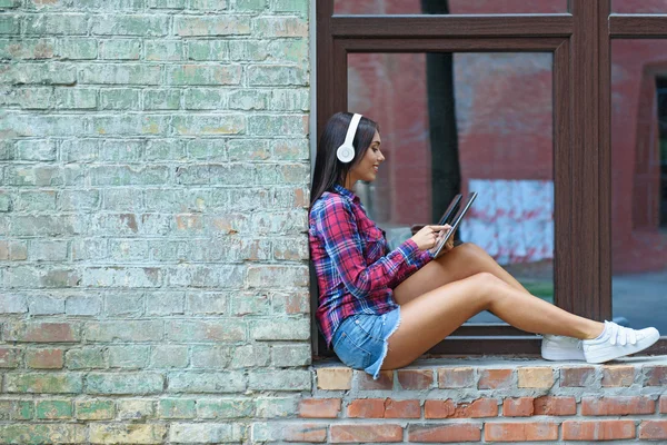 有吸引力的年轻女子放松靠近窗口 — 图库照片
