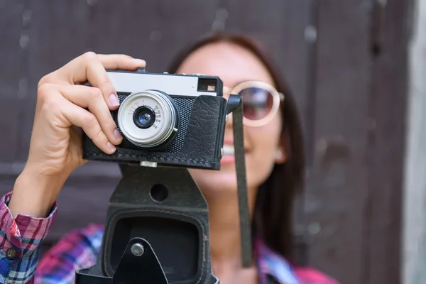 Joyful kvinnlig fotograf tar bilder — Stockfoto