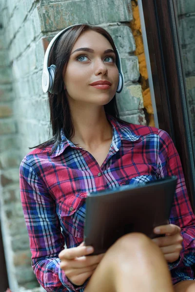 Menina bonita desfrutando melodia de fones de ouvido — Fotografia de Stock