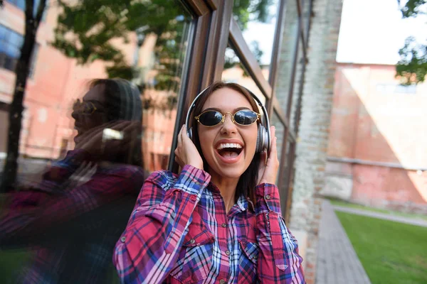 Chica alegre disfrutando de la melodía al aire libre —  Fotos de Stock