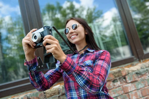 Lycklig ung kvinna fotografering stad — Stockfoto