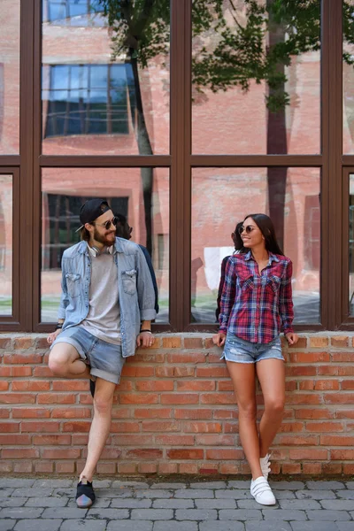 Cool hipster vänner kommunicerar nära byggnaden — Stockfoto