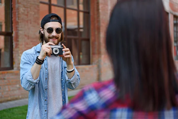 Neşeli fotoğrafçı kız çekimleri — Stok fotoğraf