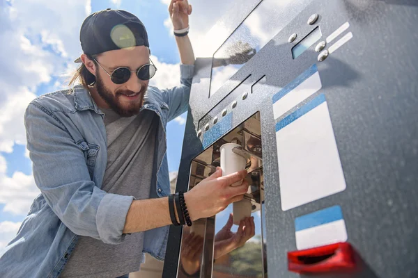 El joven tiene mucha sed. — Foto de Stock