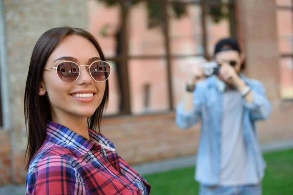 Despreocupado amante pareja entreteniendo al aire libre — Foto de Stock