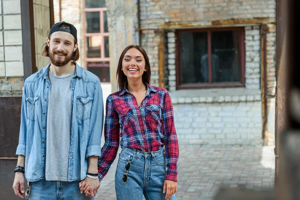 Glad man och kvinna dating utomhus — Stockfoto