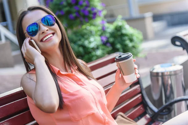 Joyful lady relaxing in city — Stock Photo, Image