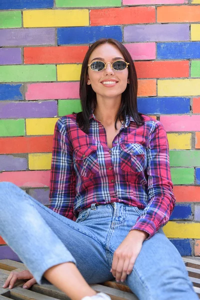 Ragazza spensierata avendo riposo all'aperto — Foto Stock