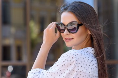 Çekici kız gülümseme ile poz