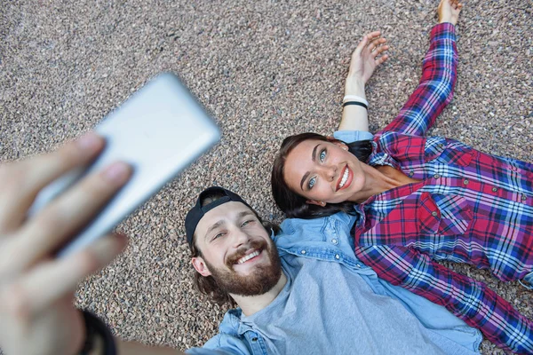 Hipsters despreocupados fotografiándose en un smartphone — Foto de Stock
