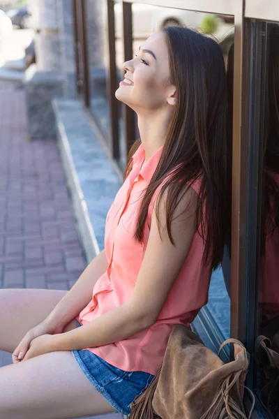 Nette junge Frau entspannt auf Fensterbank — Stockfoto
