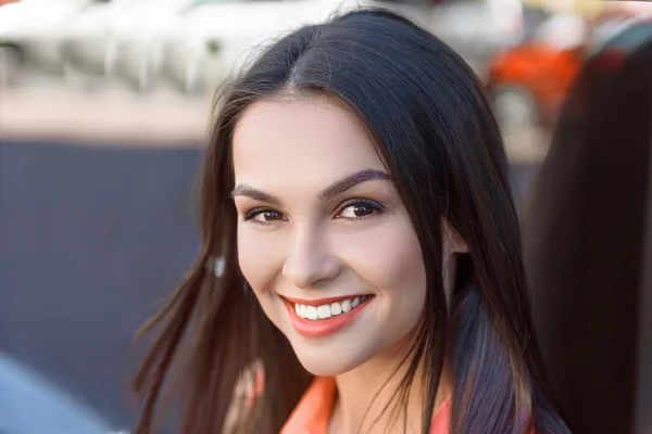 Chica alegre expresando emociones positivas — Foto de Stock