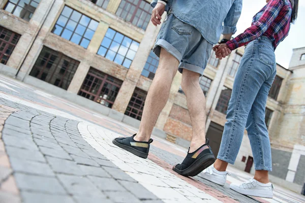 Fröhliches Liebespaar ruht sich in der Stadt aus — Stockfoto