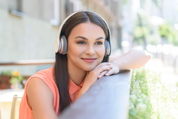 Linda dama relajante con auriculares — Foto de Stock