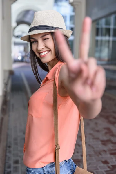 Счастливая молодая женщина жестикулирует позитивно — стоковое фото