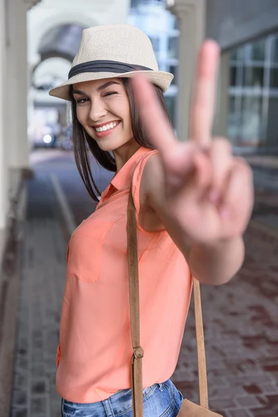 Jovem feliz gesticular positivamente — Fotografia de Stock