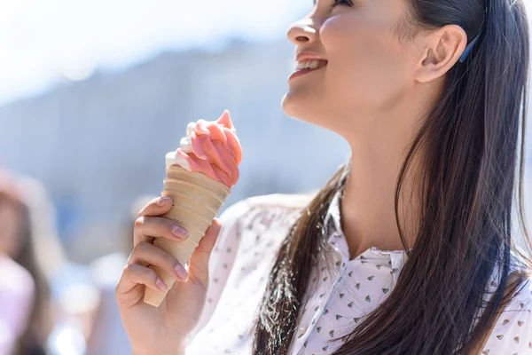 Radosna młoda kobieta jedząca lody — Zdjęcie stockowe