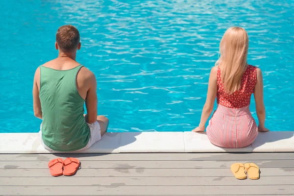 Guy and girl resting near water — Stock Photo, Image