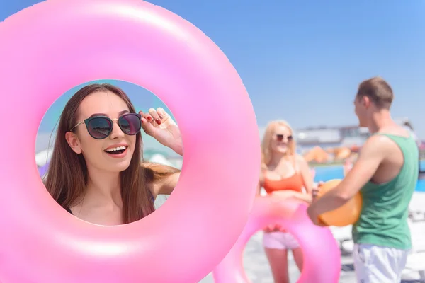 Giovane donna allegra divertirsi in vacanza — Foto Stock