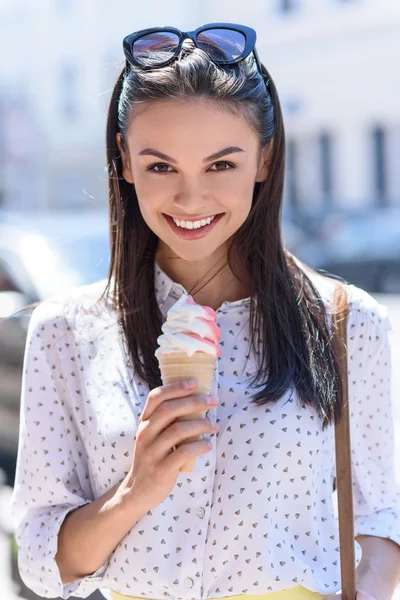 Carefree young woman relaxing in city — Stock Photo, Image