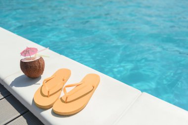 Su kenarında renkli terlik ve içecek