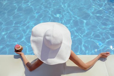 Şık Bayan suda tatilde dinlenme