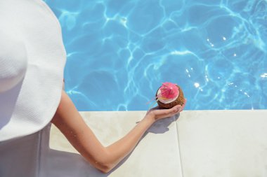 Tatile içecek içme zarif genç kız