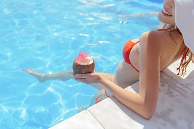 Mavi su içecek ile mutlu kadın