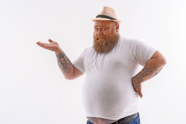 Kalın sakallı adam bir şeyler gösteriyor