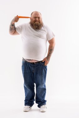 Sakallı şişman adam sağlıklı gıda ölüyor