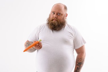 Sağlıklı sebze ile kalın sakallı adam