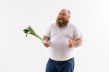 Kalın sakallı adam sağlıklı beslenme tercih ediyor