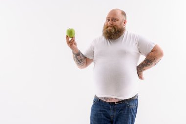 Neşeli kalın adam sağlıklı gıda tercih ediyor.