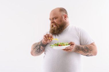Salata yemekten nefret ederim.