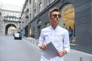 Şehirde yürüyen zeki adam