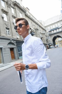 Neşeli adam şehirde birini bekliyor