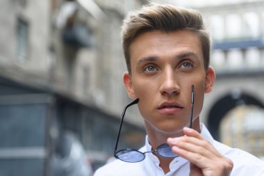 Şehirde dinleniyor yakışıklı adam