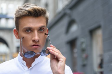 Çekici adam kendine güveni ifade